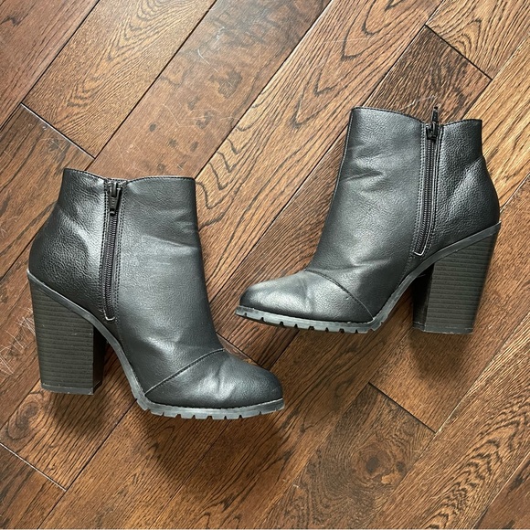 Call It Spring Ankle Heeled Zipper Boot (Black Faux Leather) Size: 9 - Picture 4 of 5
